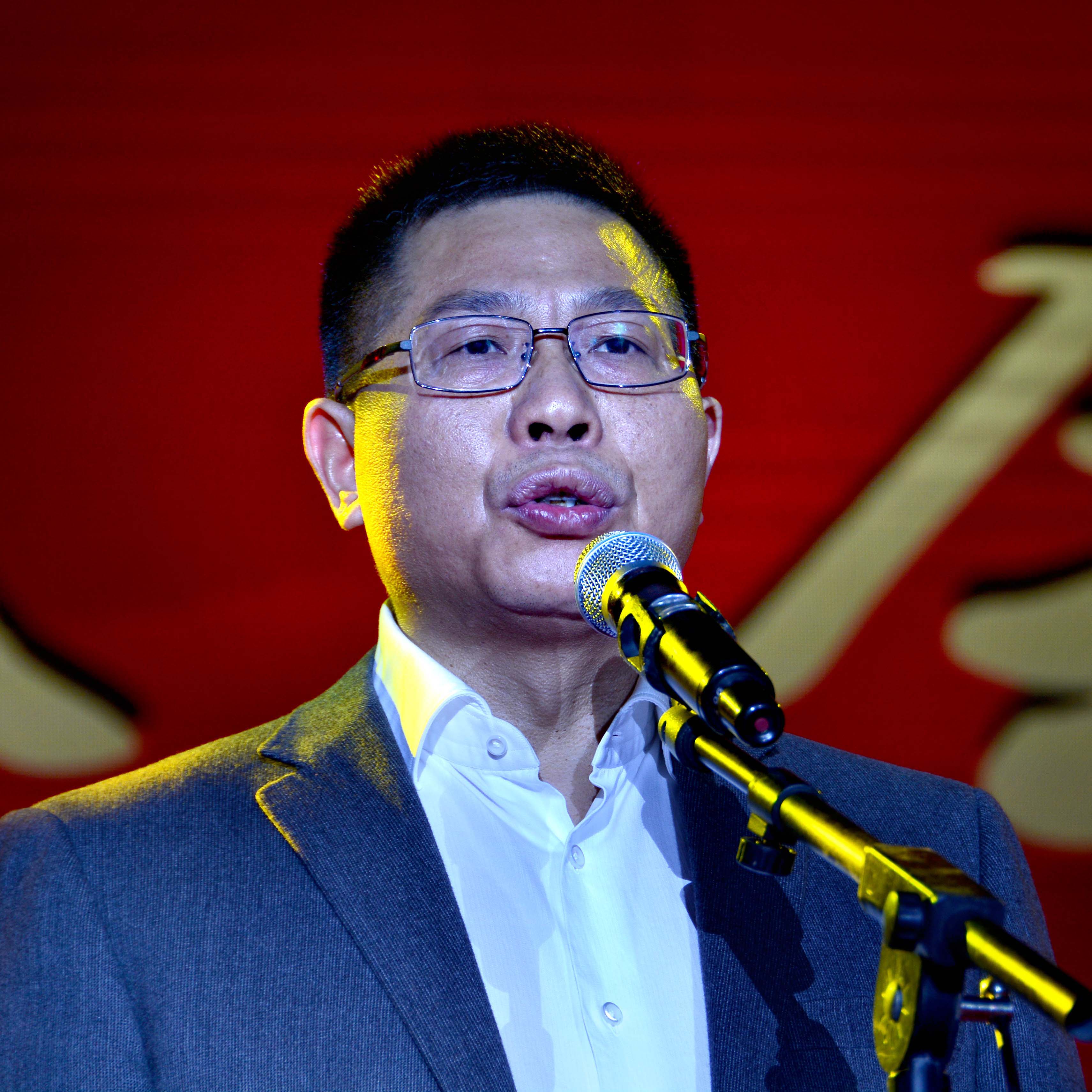 新邵县委常委,宣传部长汤先梧宣布新邵县农民原创歌曲演唱会正式启动.