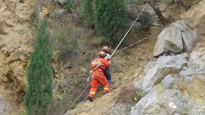 紧急救援济南一家三口爬山下山母子被困断崖式斜坡仅凭一棵小树支撑