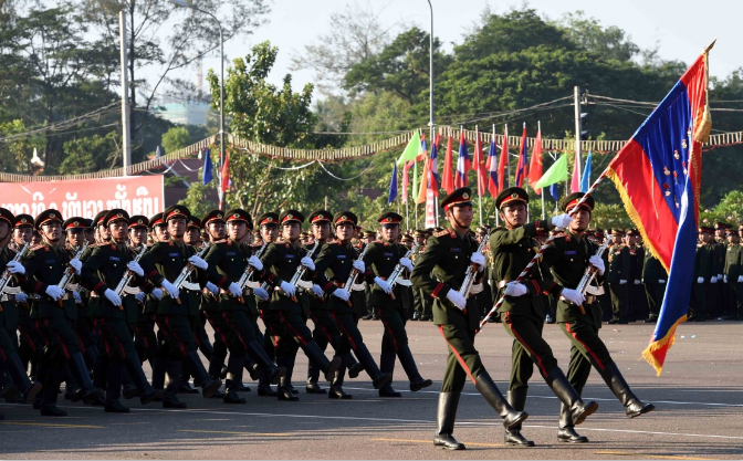 老挝阅兵仪式受阅士兵精神抖擞武器阵容强大