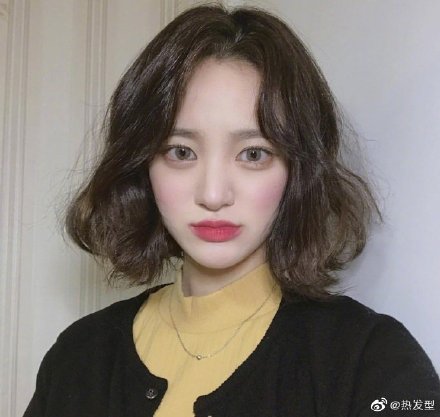 浅色短发out了,今年秋冬"深色短发"更时髦显白!