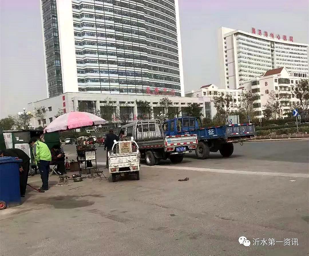 沂水转盘路口,这地方停车让大家很危险!