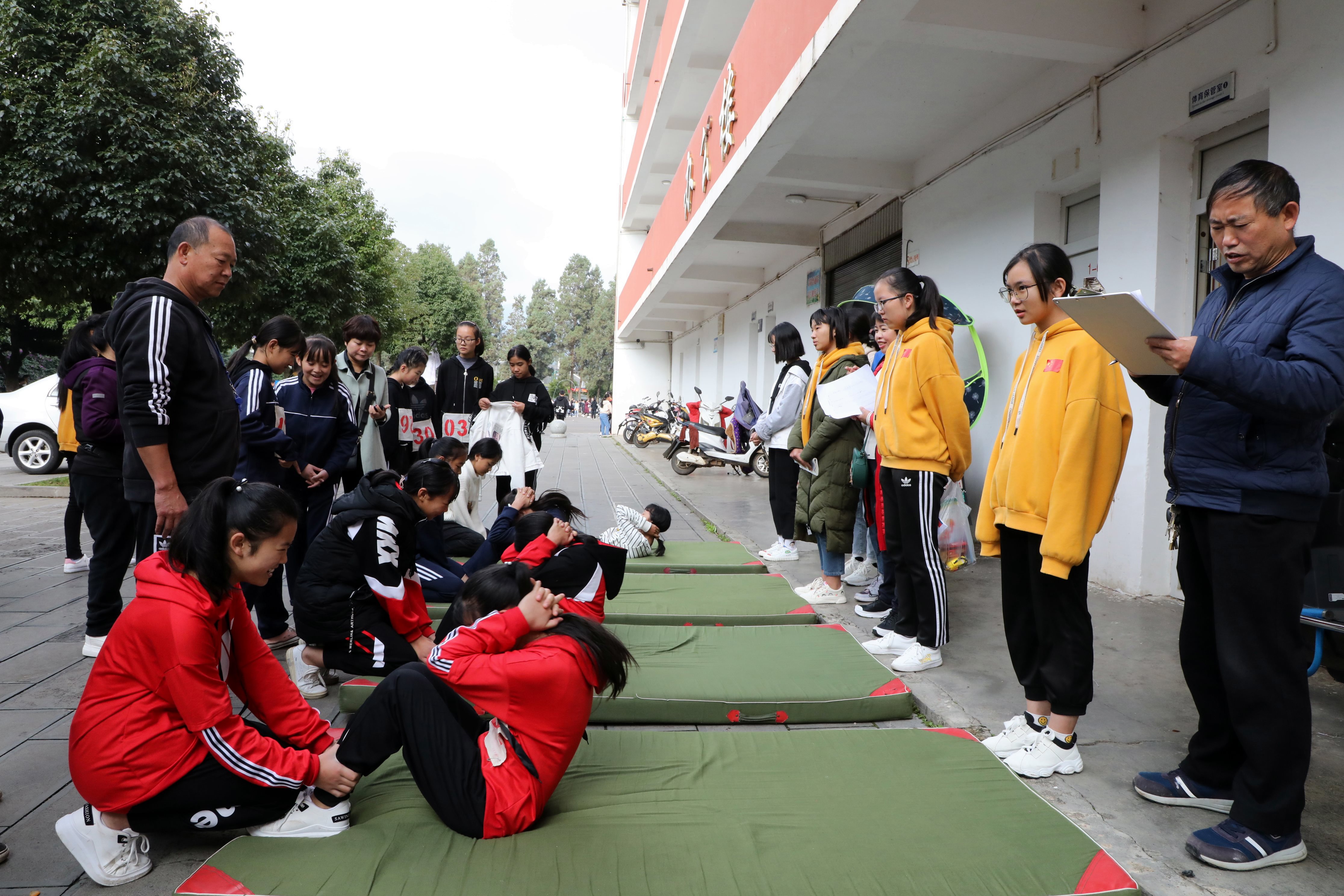 罗平腊山一中举行体育艺术节2000余名师生参加