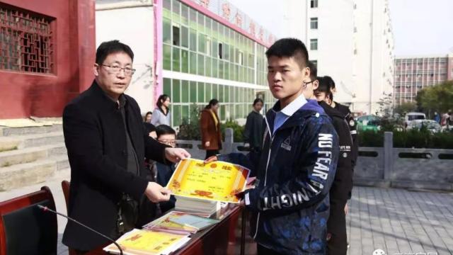 临颍二高举行中段考试总结表彰会