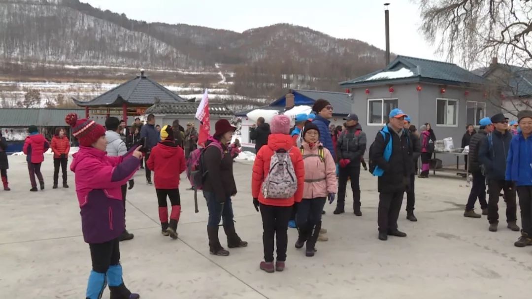 县登山协会协办的延边消费扶贫农特产品登山 休闲直通车活动在明月镇