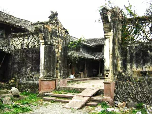 东岙古村位于宁海最南端,处在环三门湾之中心点,三面环山,南临旗门港