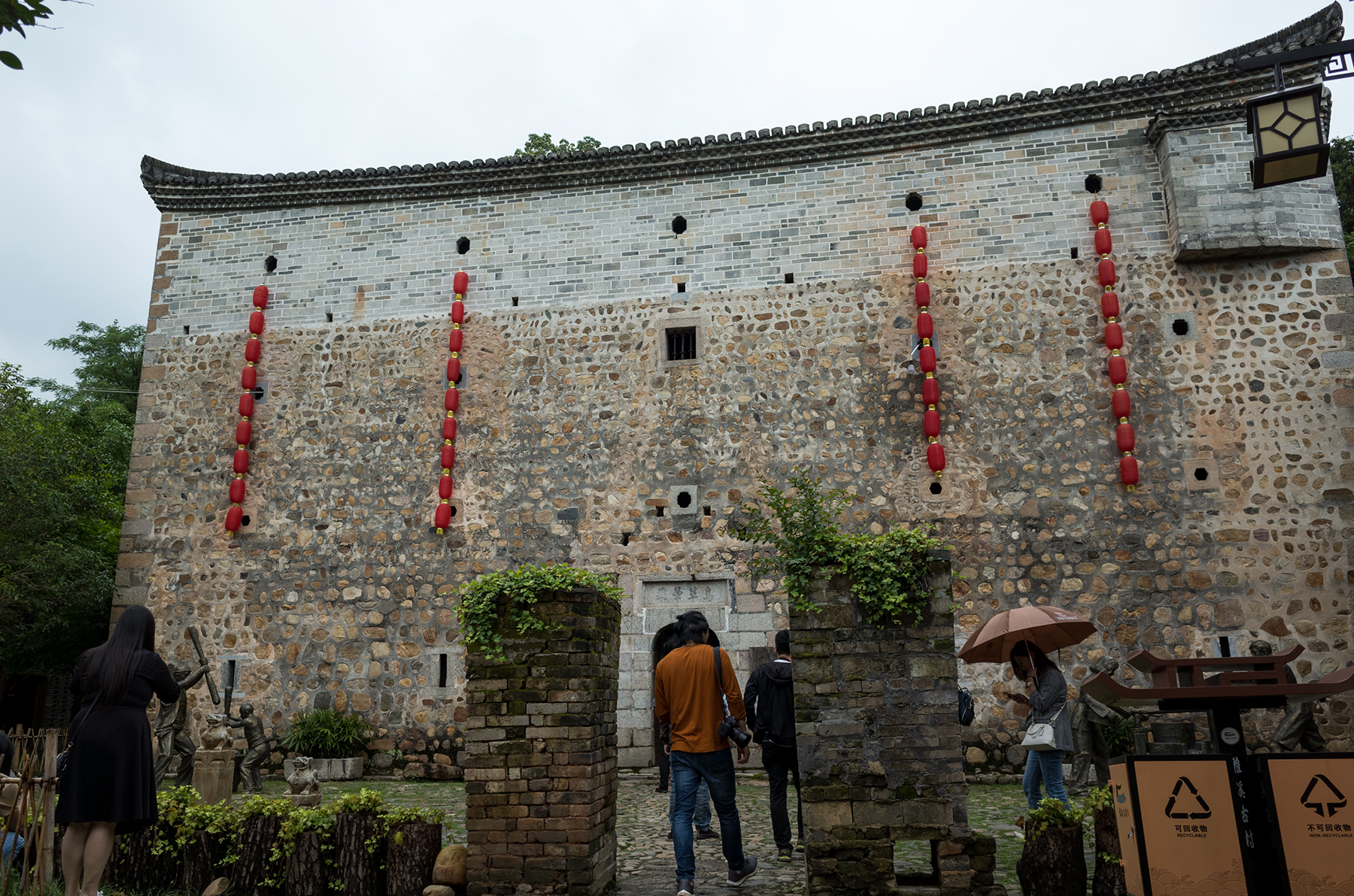 江西藏着一个千年古村为了防盗村民建土围屋如今依然坚不可摧