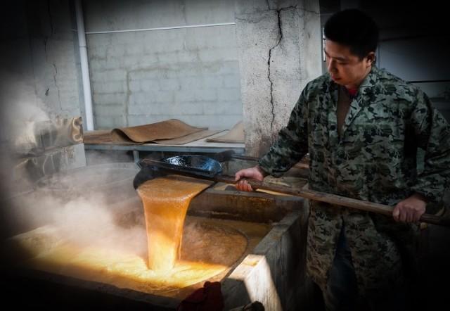 种植青皮甘蔗历史悠久,经过十六道工艺土法制作红糖的工艺传承千年