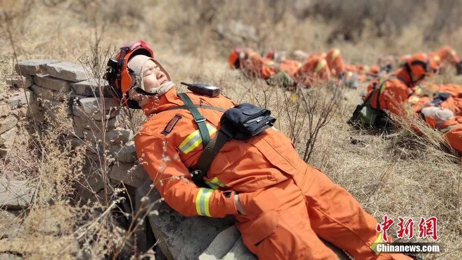 这位消防员的睡姿火了!网友看着看着哭出了声