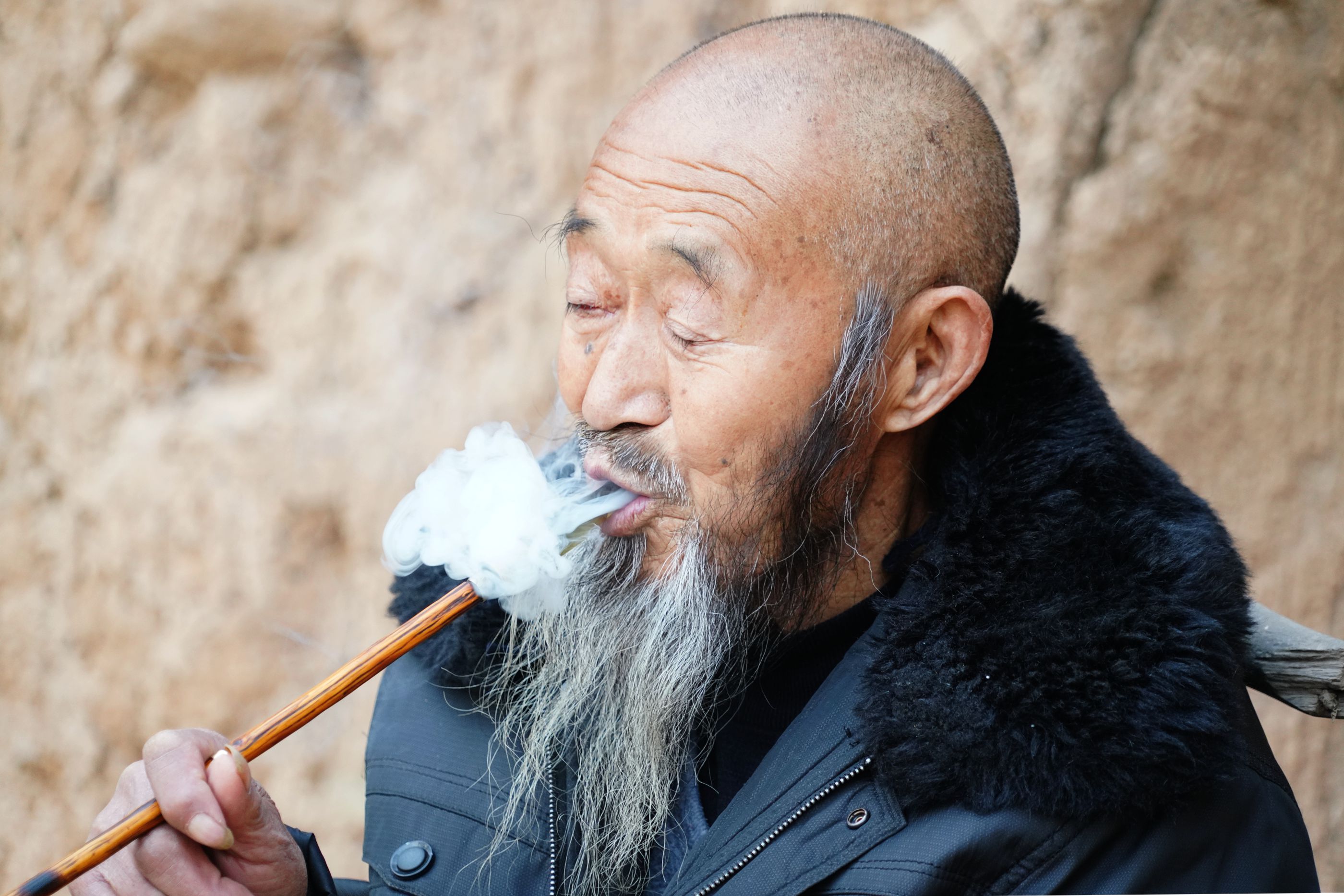 山西千年古槐树下住着神仙爷爷,银须飘飘吞云吐雾,啥样子