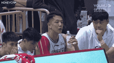而在比赛中还发生搞笑又尴尬一幕,深圳球员沈梓捷被吹了技术犯规,而他