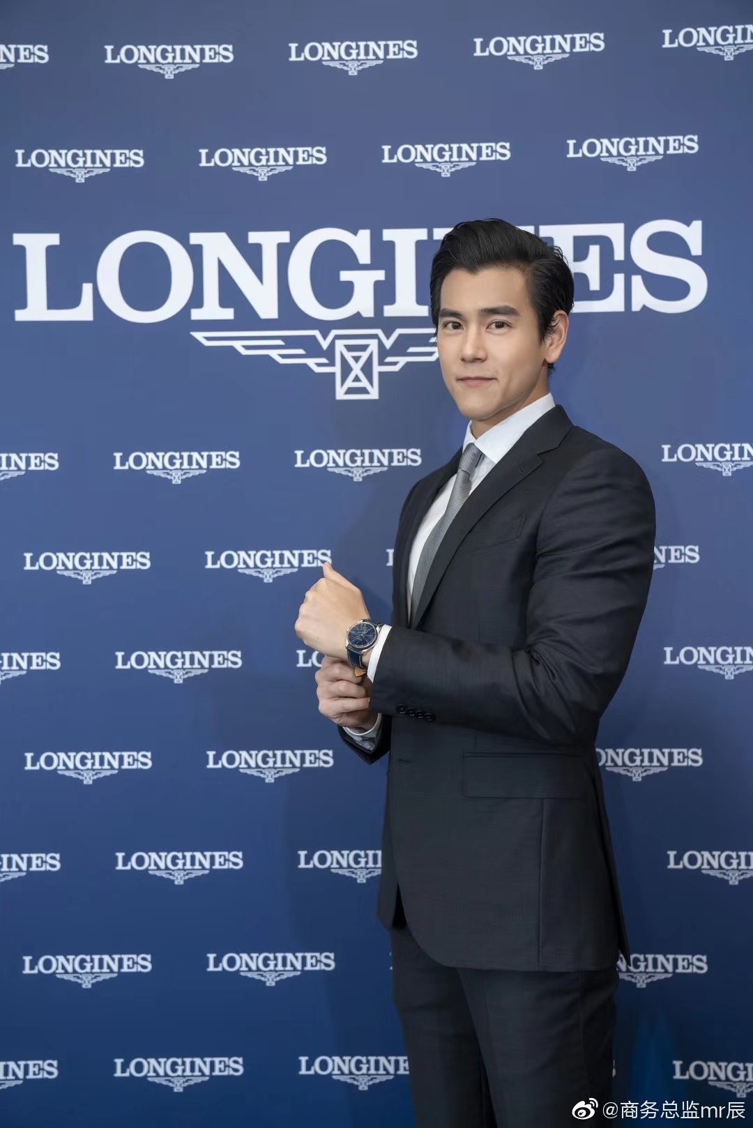 型男彭于晏,身穿亮黑色西装尽显成熟魅力,男神的肌肉线条真man