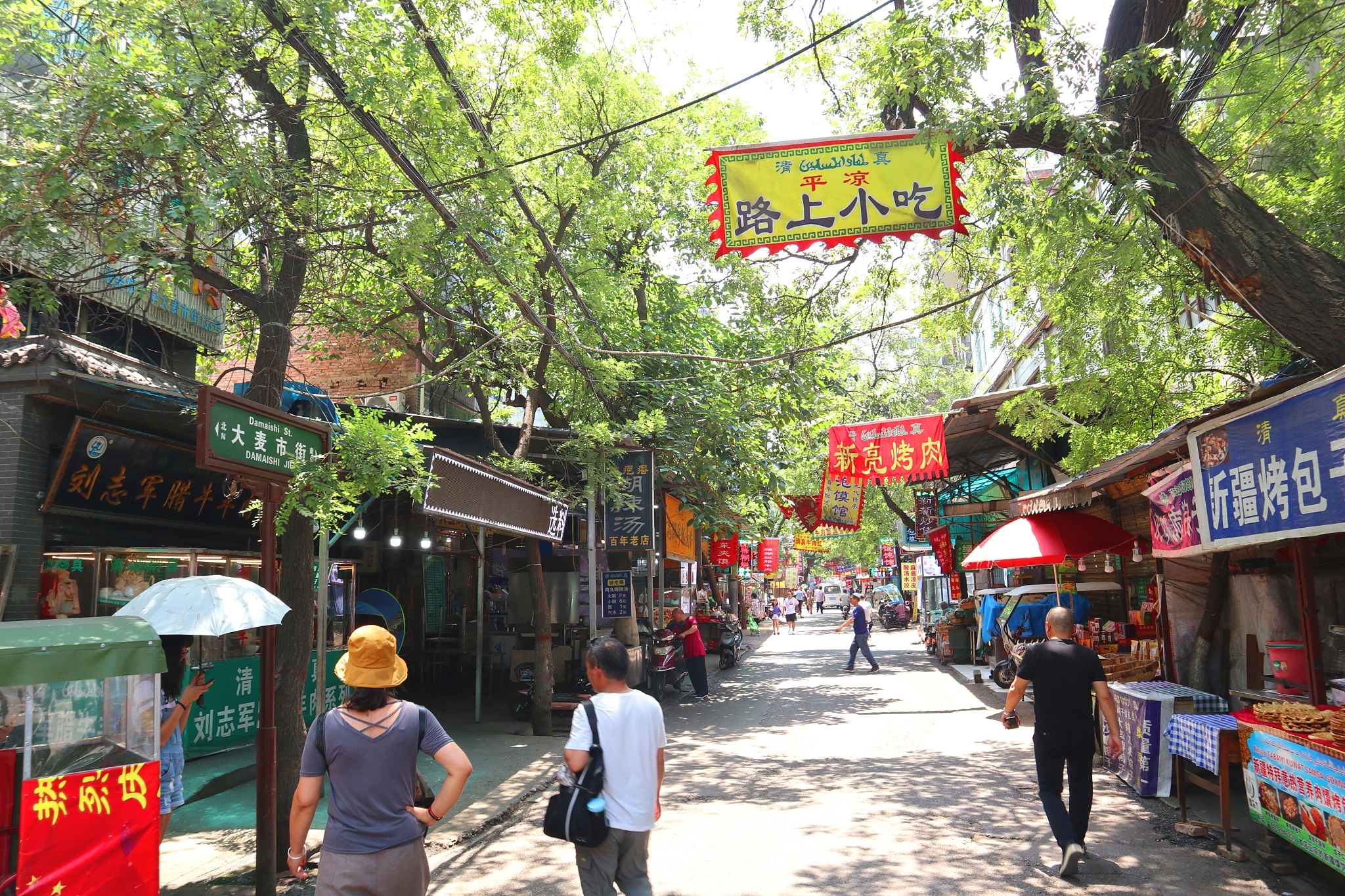 强大的洒金桥美食圈继续向大麦市街延伸,各种地方美食店仍是高密度地
