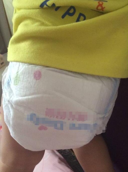 3岁女儿睡前穿的纸尿裤醒来却变了样父母观察监控不淡定