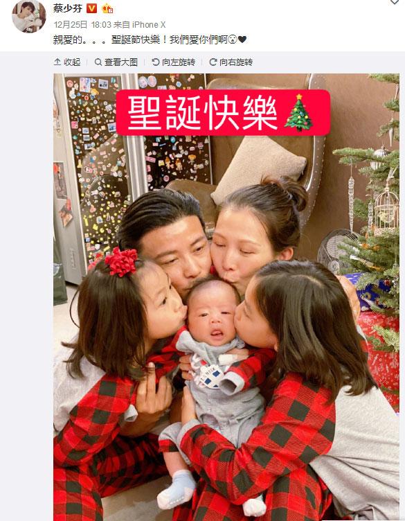 25日晚,蔡少芬上传全家福庆圣诞,照片中全家人都在亲吻出生不久的小