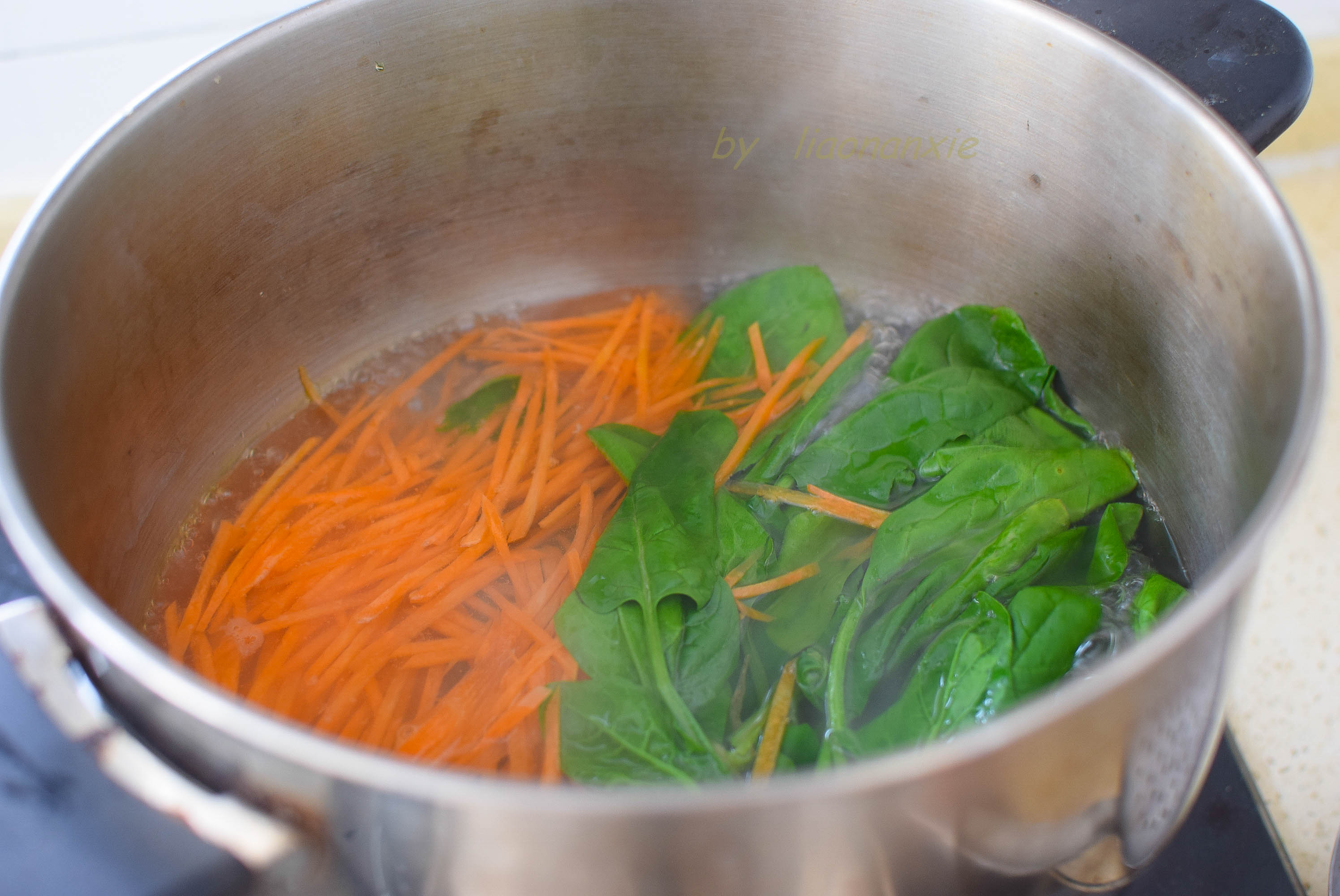 坐锅烧水,把菠菜段胡萝卜丝焯水备用,焯水时注意火候,别煮烂了.