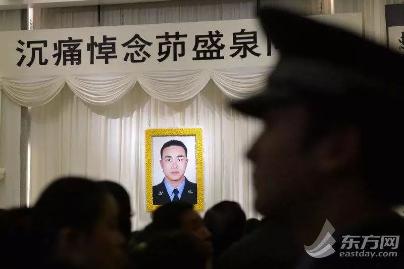 《特警队》里的梗和彩蛋:牺牲交警,胯下狙击嫌犯都有真实原型