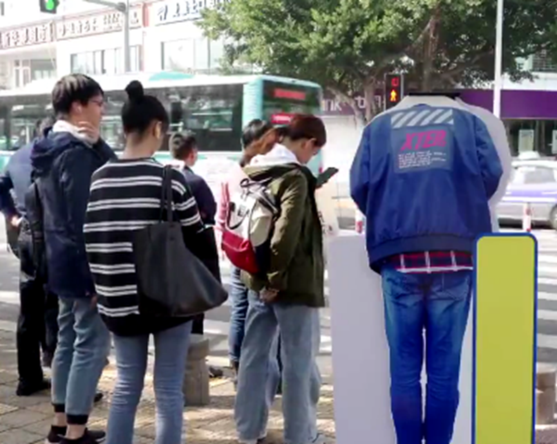 你过马路玩手机的样子真丑!厦门大学校门口出现这样一幕