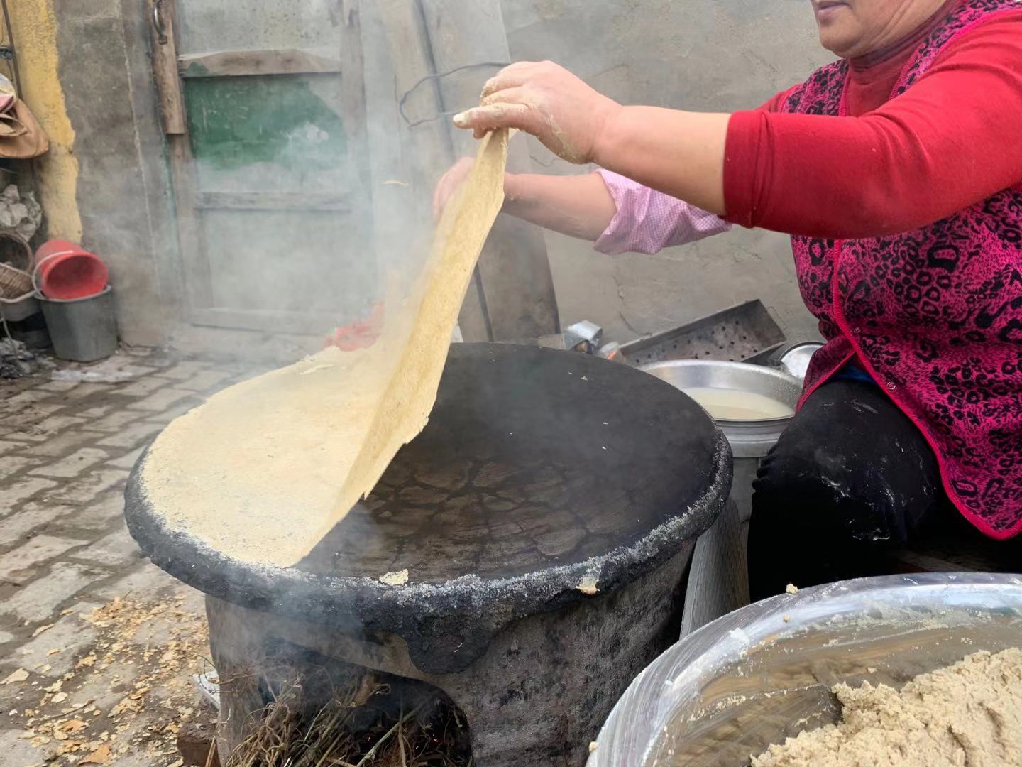 沂蒙山村农家摊煎饼,即将失传的手艺!浓浓的家乡味道