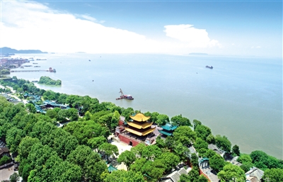 鸟瞰岳阳楼,蓝天碧水映巴陵 徐典波 摄