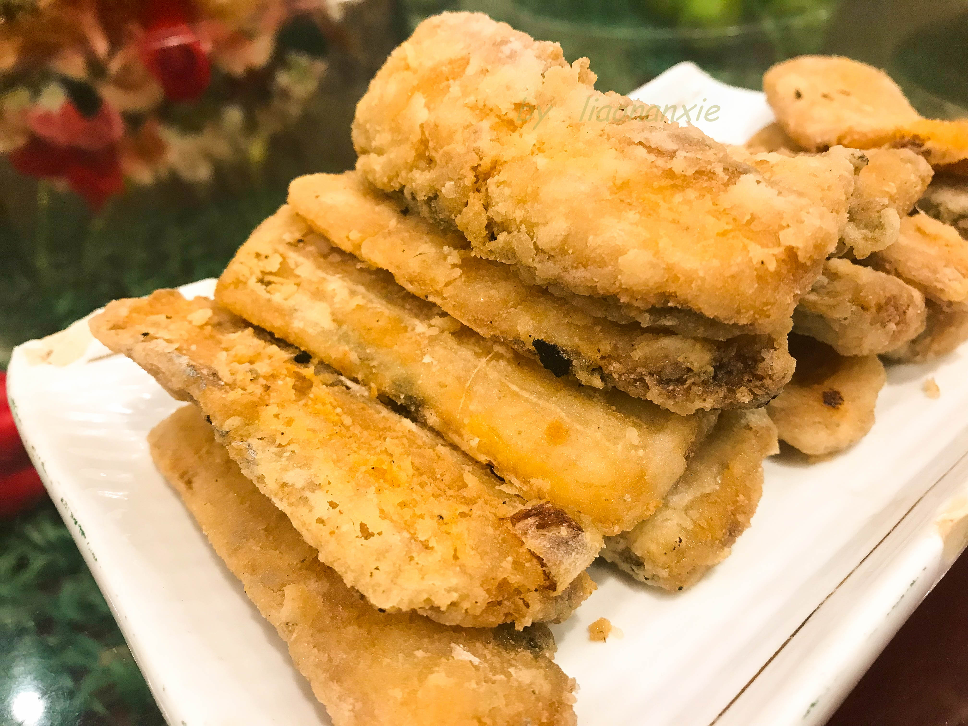 椒盐带鱼,酥香的外壳,软嫩的鱼肉,配着椒盐的香味,挺好呢.