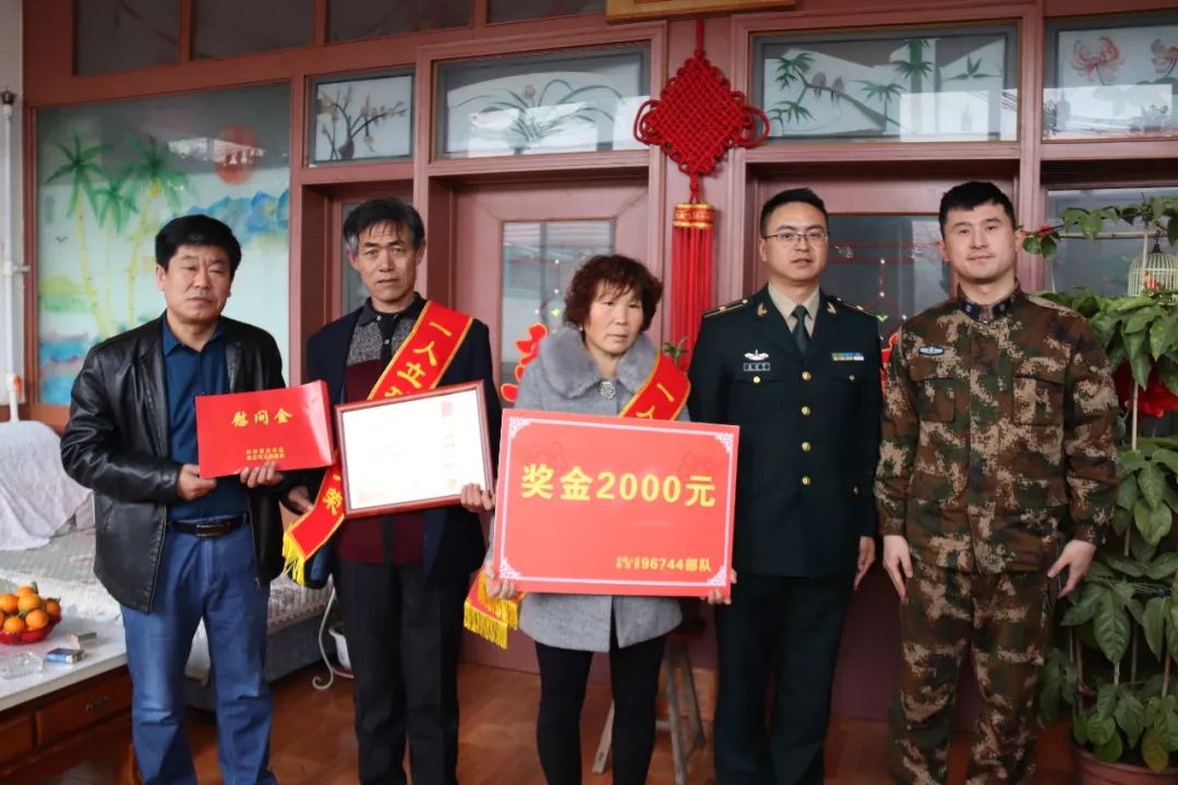 一人立功全家光荣!安丘小伙儿部队立功,喜报送到家,全家乐哈哈
