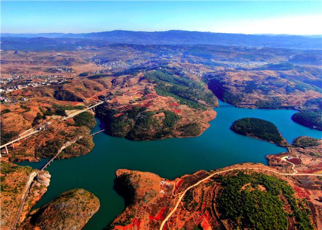 (镶嵌在胜境大地的富源县响水河水库)