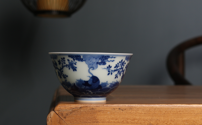 欣赏中华传统青花瓷器,釉面白中泛青如玉,工艺精湛简洁优雅
