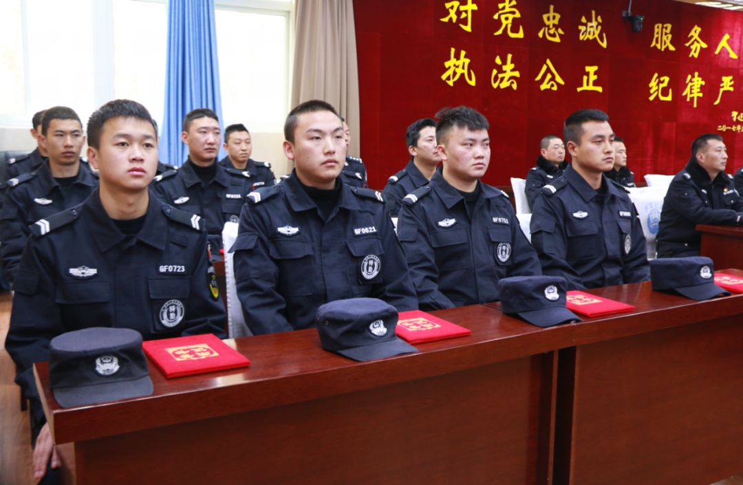 泸定县公安局召开退休民警荣退仪式暨辅警改革授衔仪式