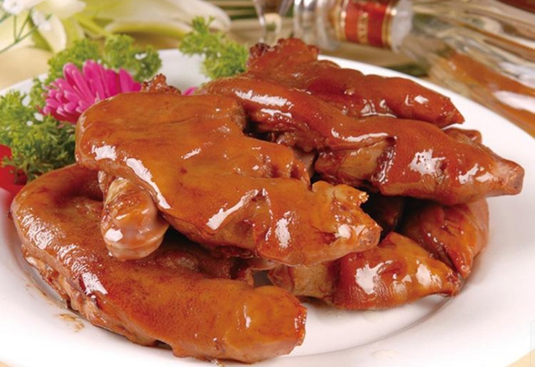 调料:玫瑰露酒5克,葱,姜,盐,味精,干辣椒各10克,红曲米6克,冰糖30克