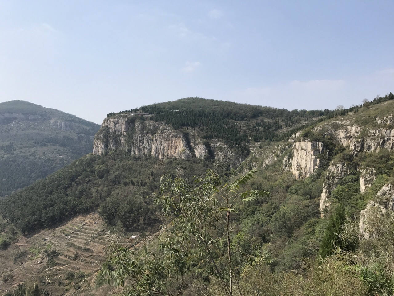 枣庄抱犊崮国家森林公园山东抱犊崮国家森林公园属沂蒙山区,是泰沂