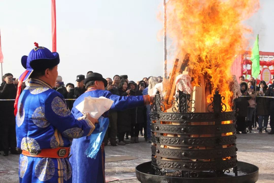 此次活动有祭火神,民族传统项目射箭,蒙古象棋,现场书写,赠送蒙汉文