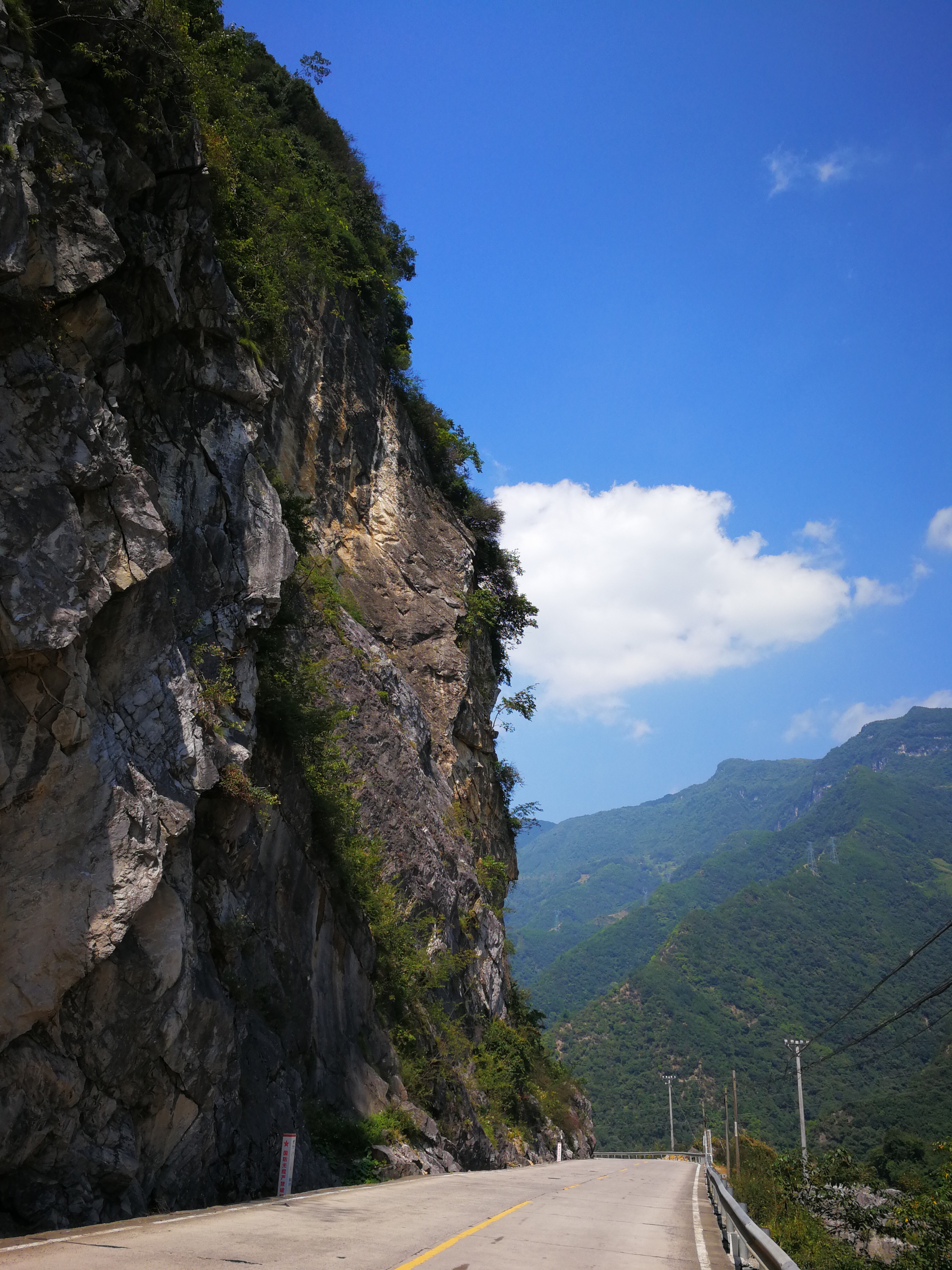 野三关318国道上最险峻的路段长途骑行是组队还是独行