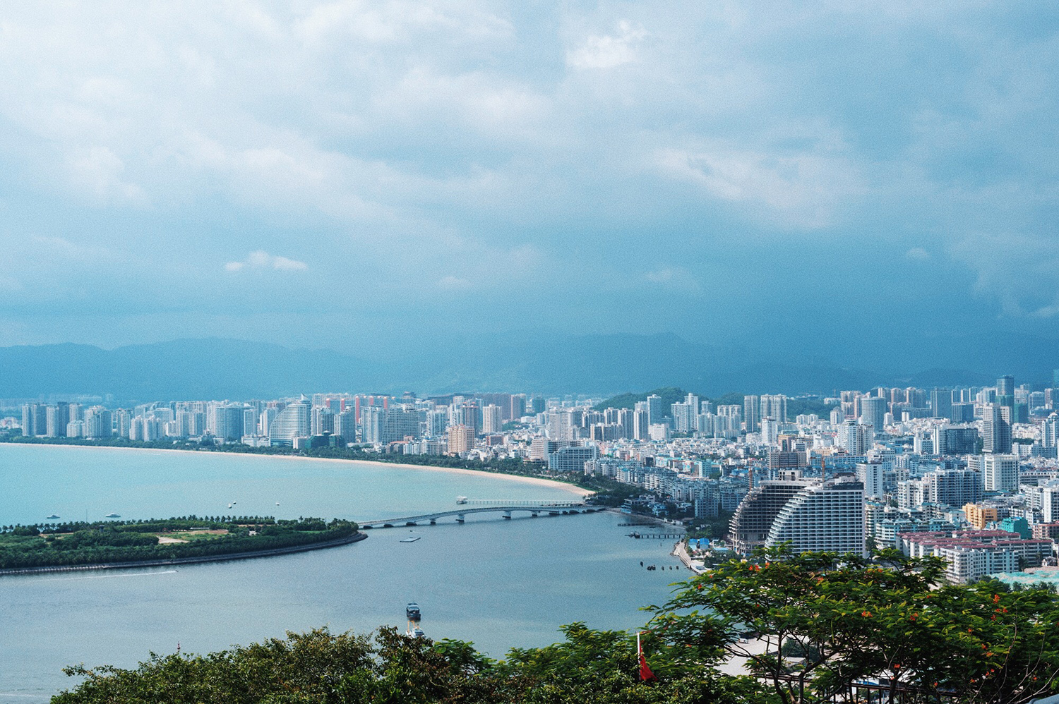 鹿回头公园,因美丽动人的爱情传说得名,俯瞰三亚全景最佳的地方