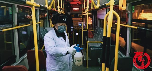 哈尔滨公交车严格防疫:消毒无死角 司机戴口罩
