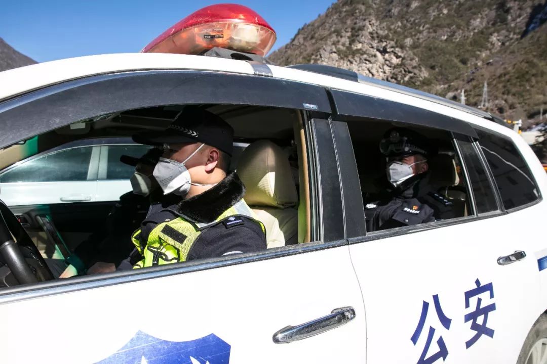 奋战在各个检测卡口,人流密集区 甘孜 公交公司 全方位对出租车