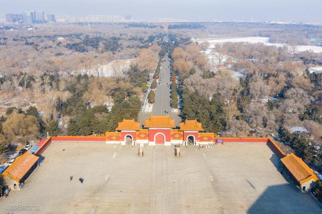 春节期间的沈阳北陵公园银装素裹里的东北年味厚厚积雪上玩乐