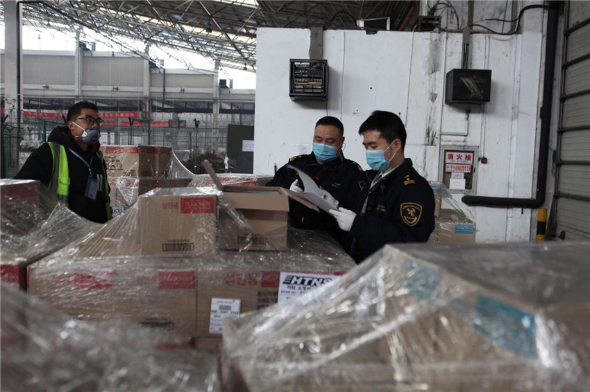海关开辟"绿色通道" 十万余只韩国口罩"增援"南京