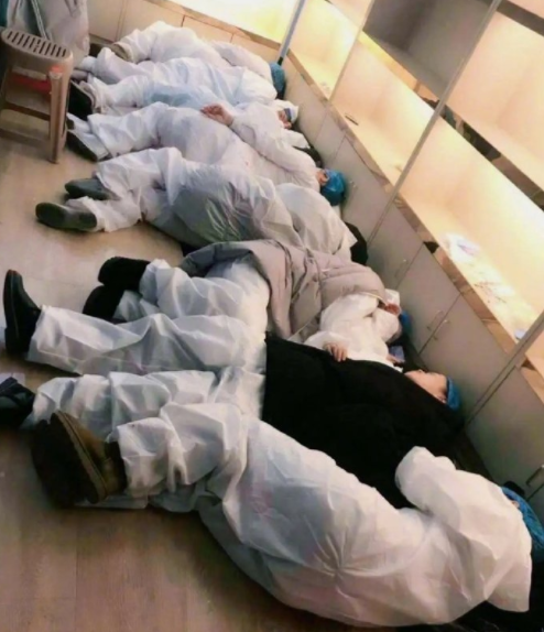 武汉前方发来照片"累瘫了的白衣天使们"让人泪奔