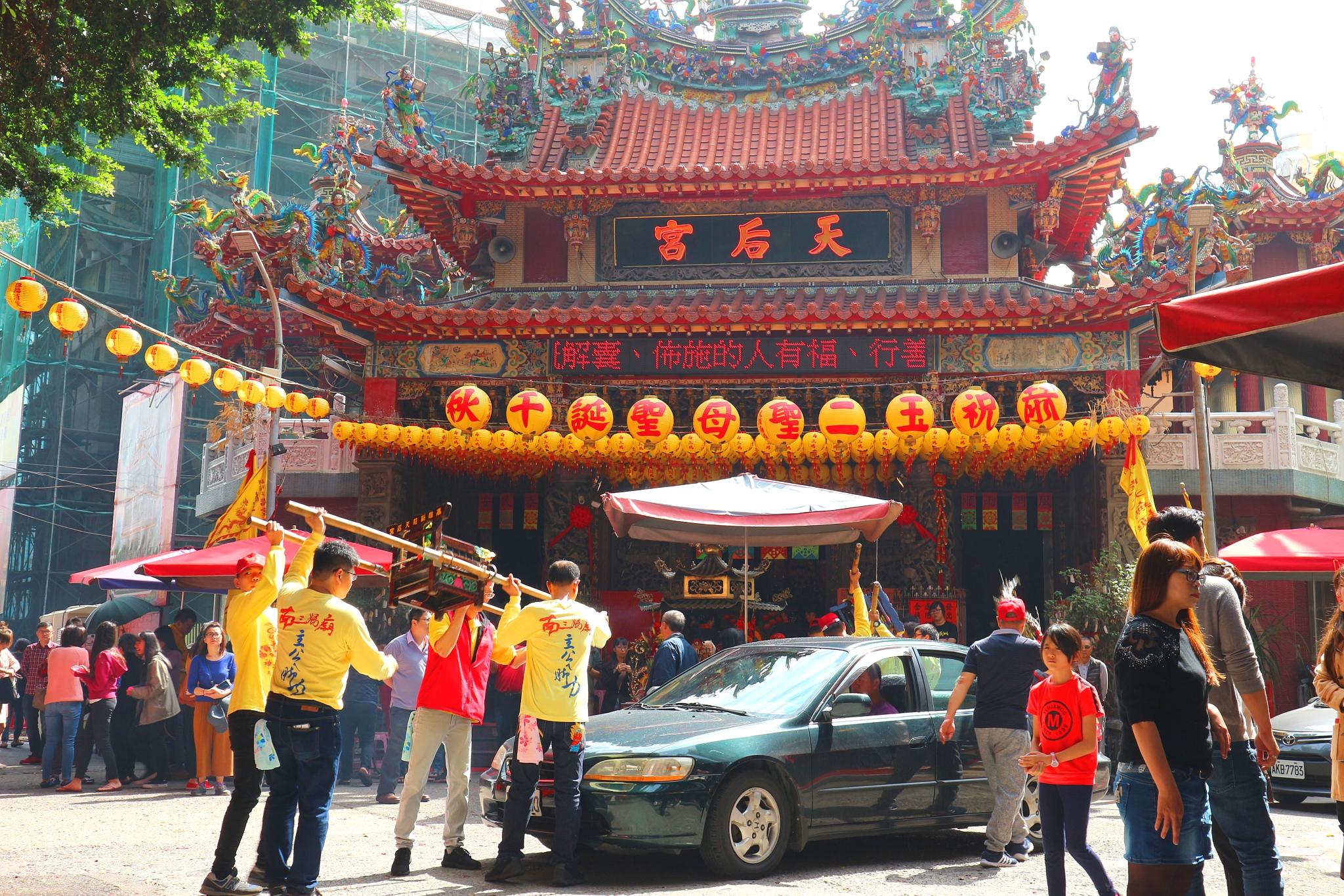 过平安桥吃汤面,台湾寺庙里的春节,像是家庭欢乐大聚会