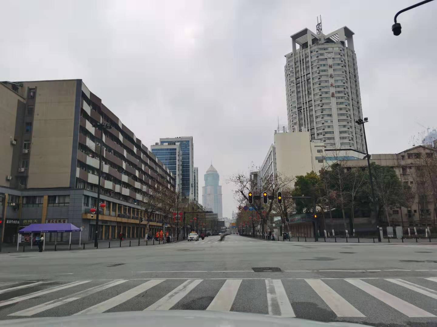 一边是摩登都市,一边又阒无一人,一切都像是科幻电影里的场景.