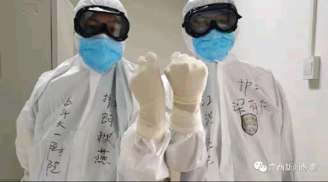 防护服上画笑脸,希望疫情赶紧过去