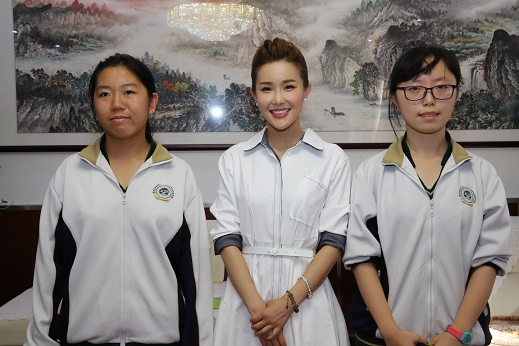雅淇毕业于中传被称为复合型主持人为何采访钟南山时被群嘲
