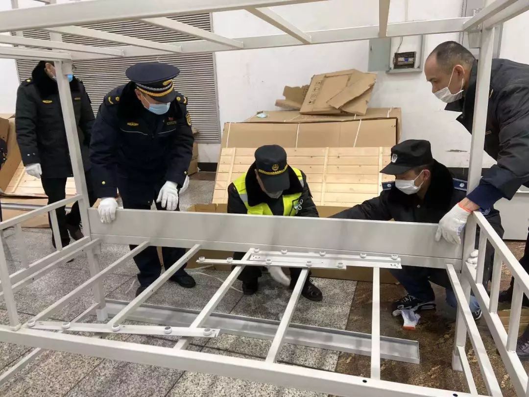 直击|武汉连夜建三家"方舱医院"
