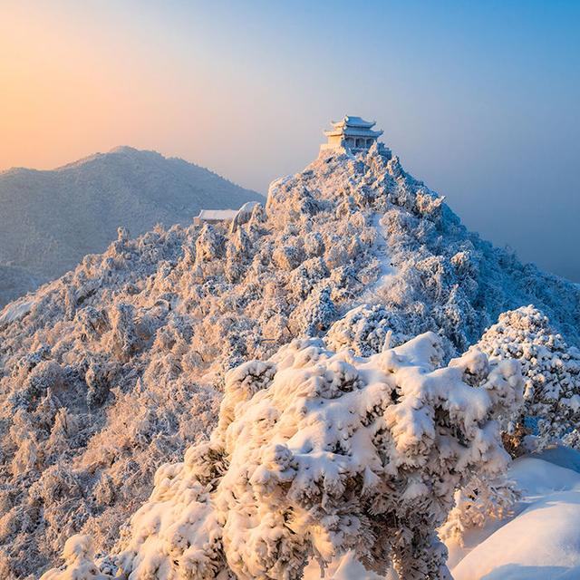 未登雪中金兰不知其险峻不临群山之巅不知其壮丽