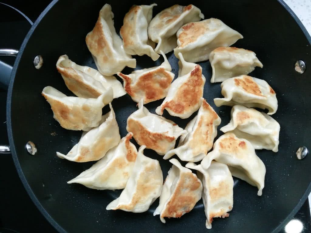 煎饺子时,要先加水还是先加油?试试这样做,煎的金黄酥脆更好吃