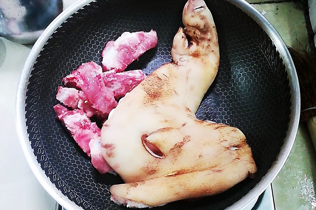 烧锅加入大量清水,放入骨头,猪蹄,姜片,料酒,葱结焯水.