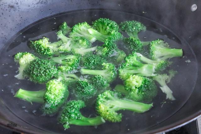 6种炒前必须要焯水的蔬菜,再懒也别省这1步,为了家人健康