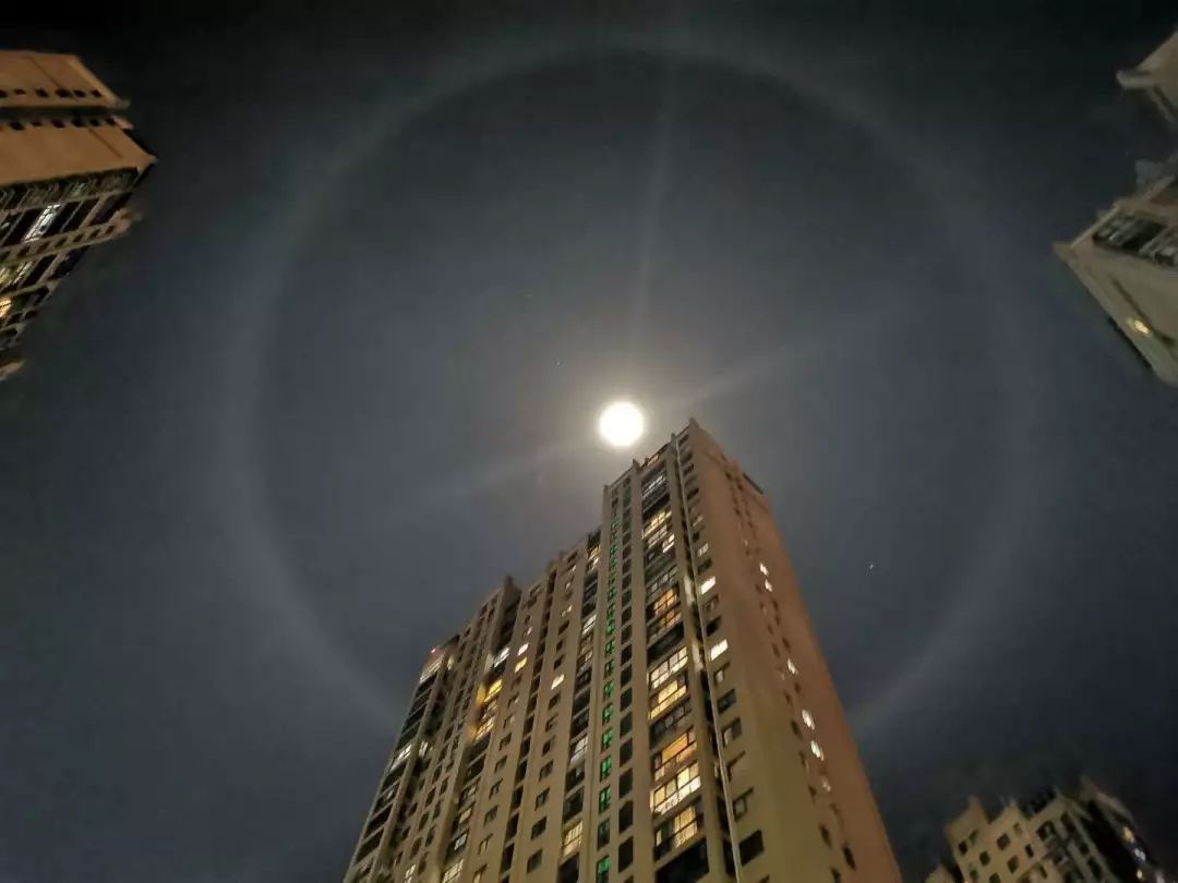 安康夜空惊现罕见月晕奇观