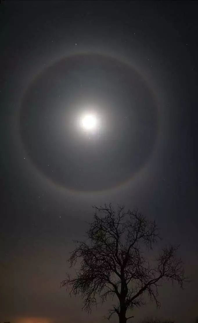 安康夜空惊现罕见月晕奇观