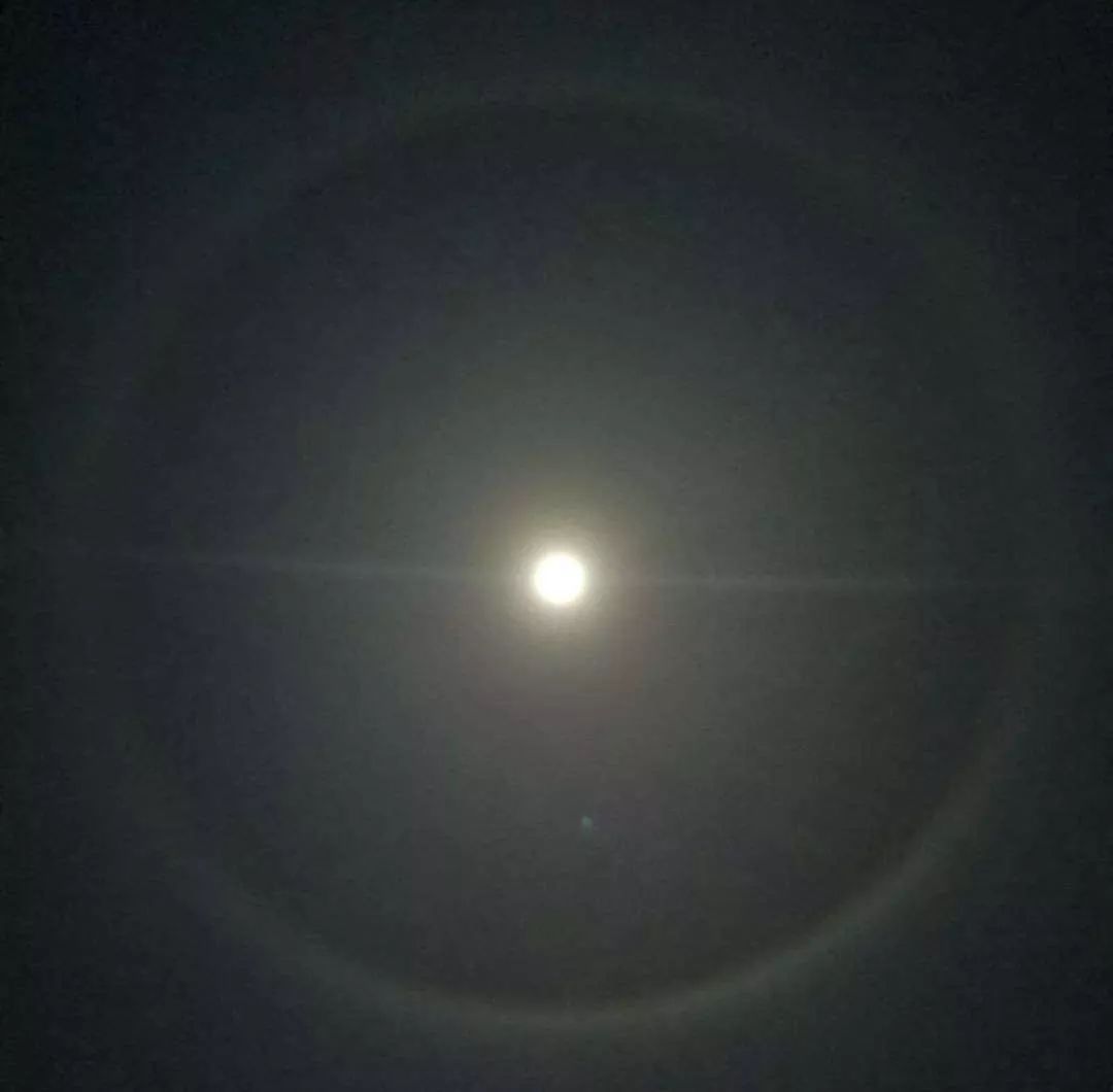 安康夜空惊现罕见月晕奇观